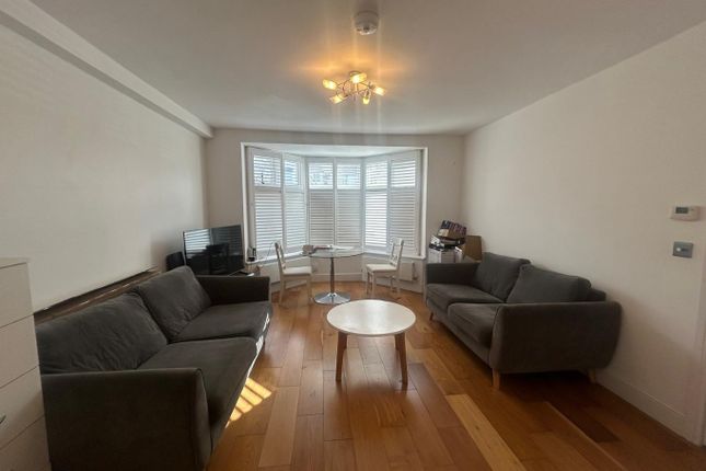 88 Woodstock Avenue, Greater London photo 2