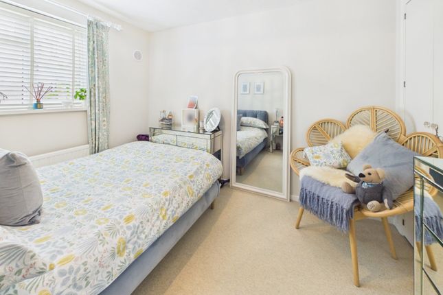 117, Vicarage Way, Slough photo 3