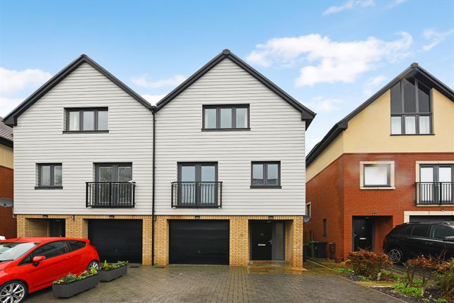Town house for sale in Nautilus Drive, Portsmouth