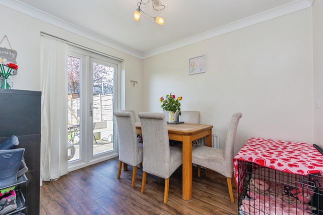 19, Ferndale, Hyde photo 4