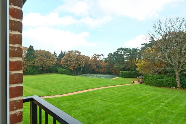 15, Beacon Crescent, Surrey photo 4