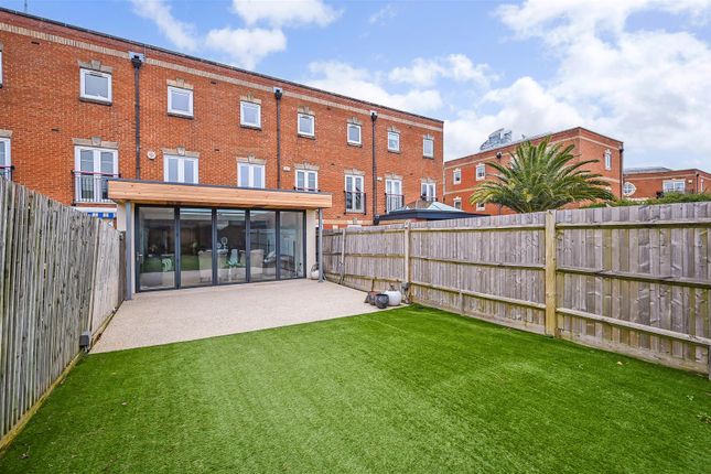 Town house to rent in Perseus Terrace, Gunwharf Quays, Portsmouth