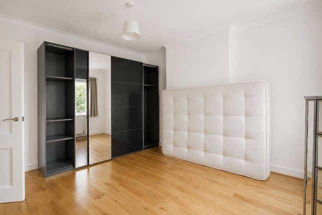11, Walmington Fold, London photo 4