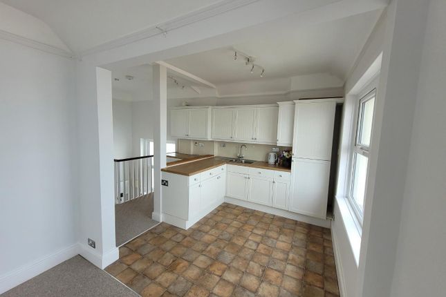 Flat 3, 46 Marine Parade, Hythe photo 4