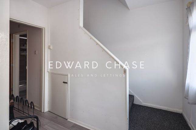 19, Knights Way, Ilford photo 4