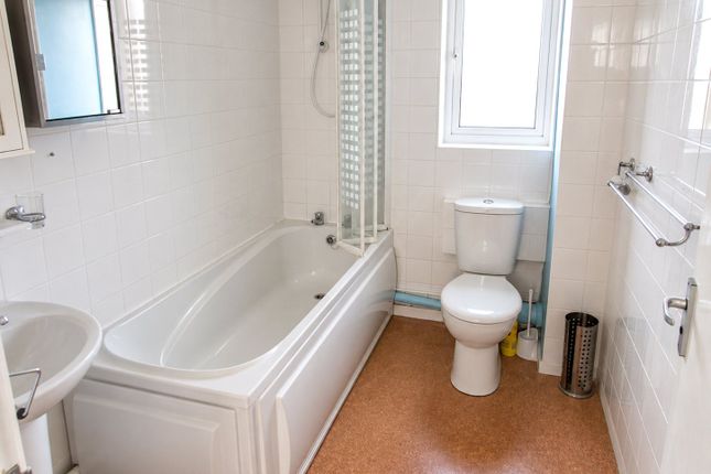 Flat 4 Levington Court, Levington Court, Felixstowe photo 4