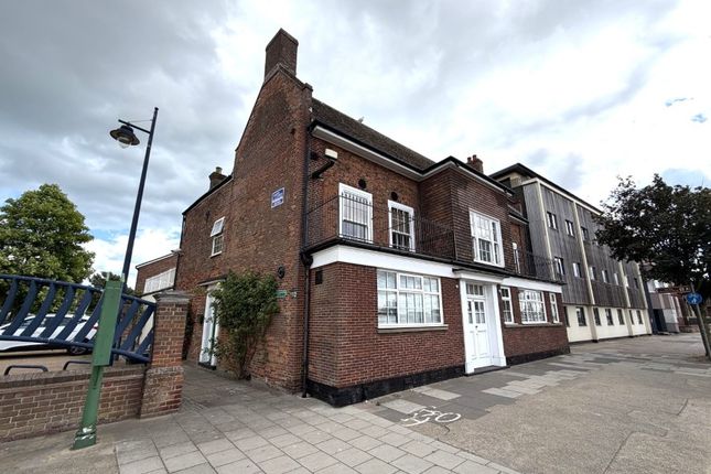 5-bed house on 30 and 30a South Quay, Great Yarmouth, £250,000