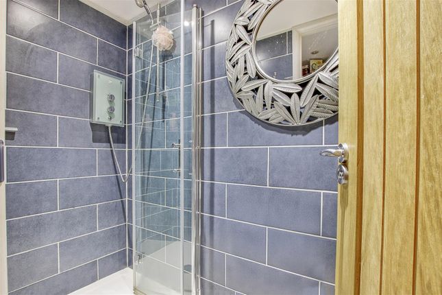Donwstairs Ensuite.Jpg