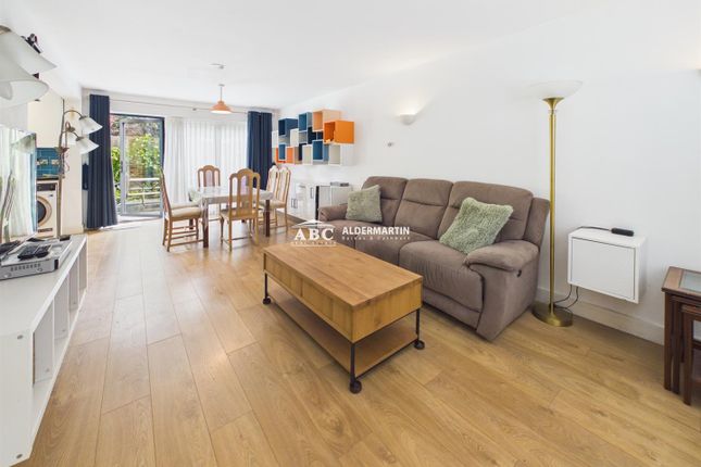 84, Stonegrove, Edgware photo 2