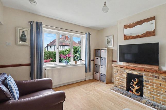 52 Vale Road, Esher photo 4