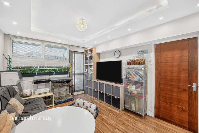 Flat 13, Cranleigh Court, Phipps Bridge Road, Mitcham photo 4