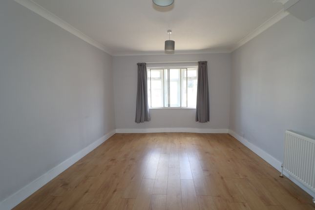 Thumbnail Room to rent in New Haw Road, Addlestone