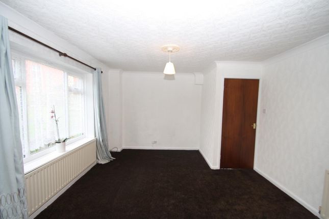 29, Shakespeare Lawn, West Yorkshire photo 3