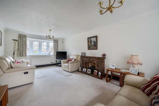 24, Woodward Close, Winnersh photo 3