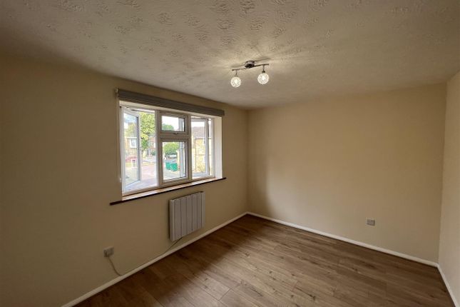 Flat to rent in Luther King Close, London