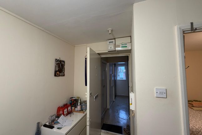 13, Wren Close, Greater London photo 5