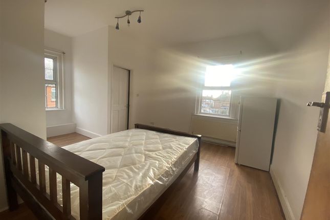 Oaklands, Rm 6, Elmwood Avenue, Feltham photo 2