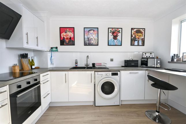 30, Collingwood Close, Eastbourne photo 3