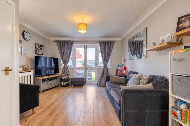 19, The Pentlands, Buckinghamshire photo 2