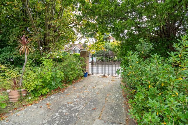 Gated Drive To Maidstone Road.Jpg
