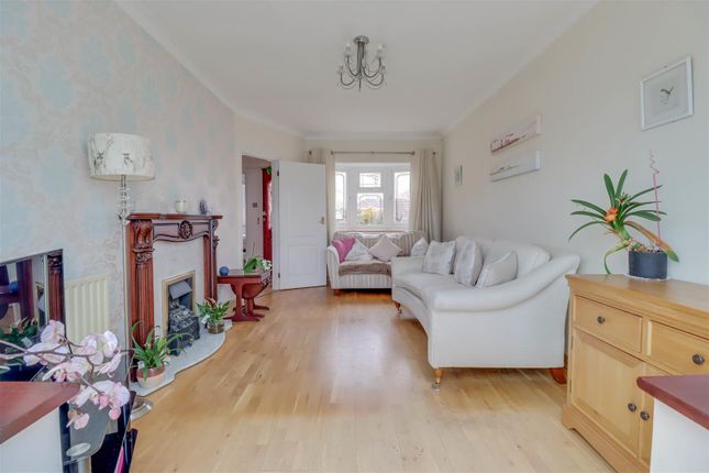 30, Church End Avenue, Wickford photo 5