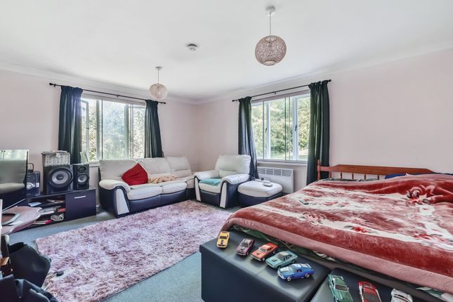 Thumbnail Flat for sale in Fairbairn Close, Purley