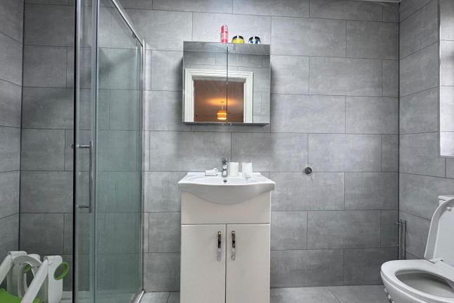 Flat 2, 392, Western Avenue, Acton photo 5