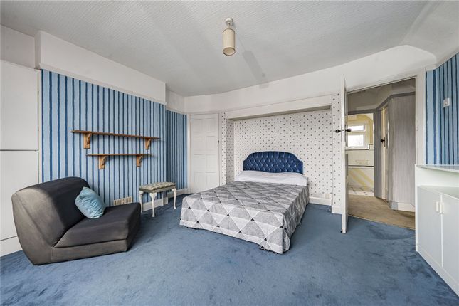4, Hopton Gardens, New Malden photo 4