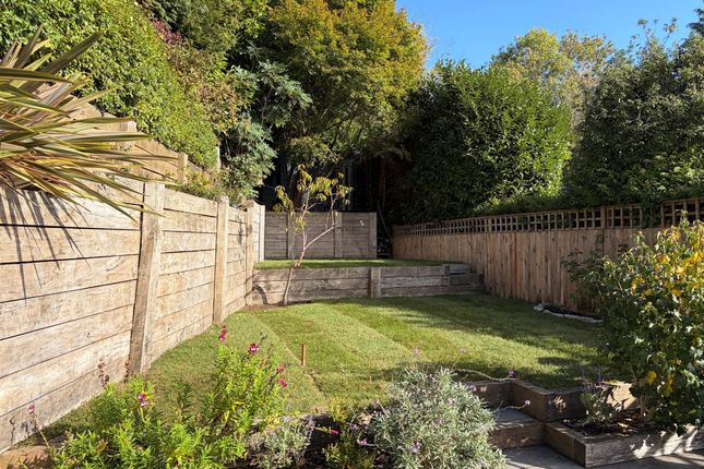 3, Burnt Hill Road, Farnham photo 3