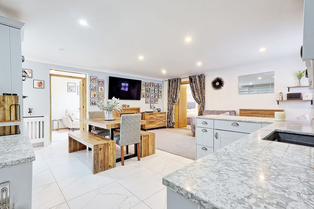 3, Canford Avenue, Wickford photo 4