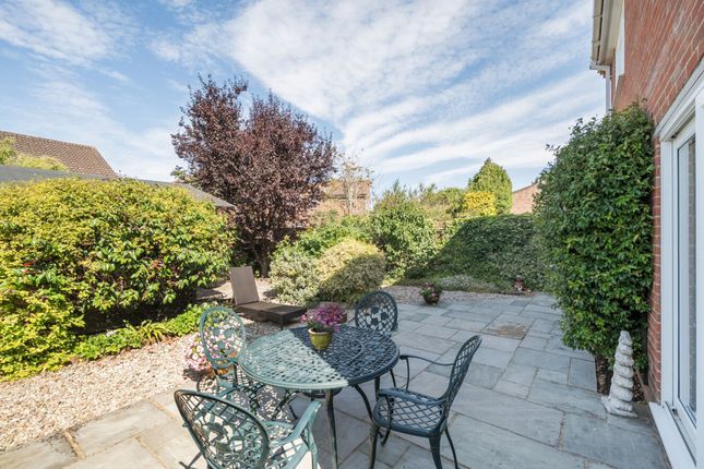 3 Mapledown Close, Horsham photo 4