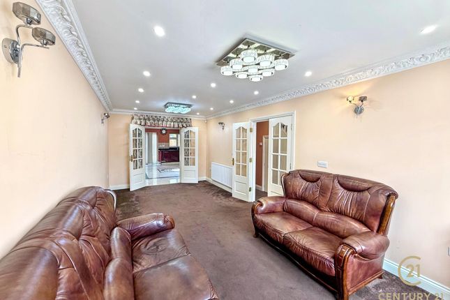 58, Hadley Gardens, SOUTHALL photo 4