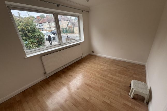 Flat 4, Ashford Court, Whitehorse Lane, London photo 5