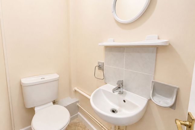 20, St Swithins Court, Twyford photo 4