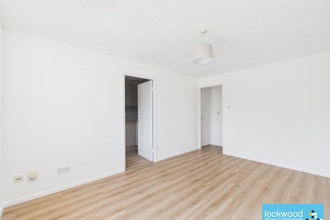 415, Redford Close, Feltham photo 4