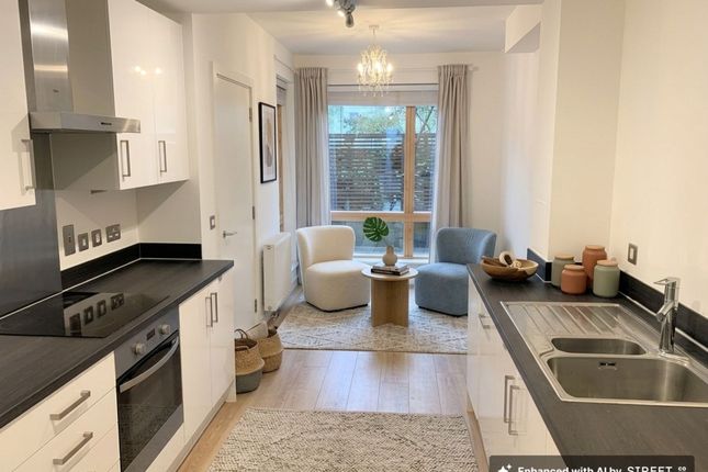 17 Eddington Court, London photo 3