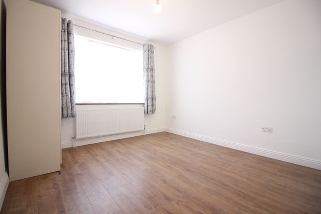9, Bovingdon Avenue, Middlesex photo 5