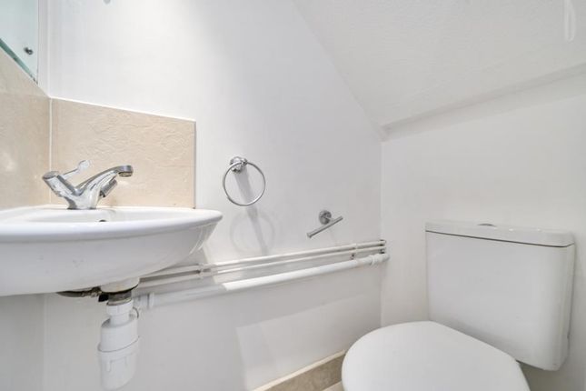 174, Moor Lane, Chessington photo 4
