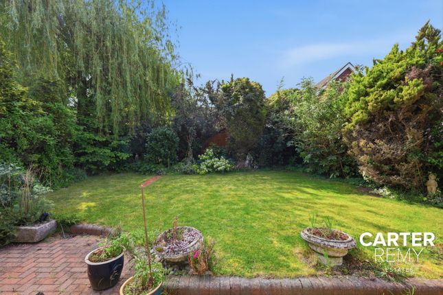 29, Woodward Close, Grays photo 4