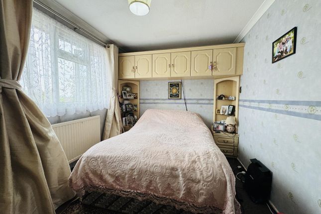 6, Webb Close, Crawley photo 2