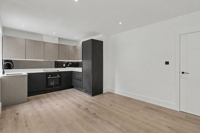 Flat 7, Crown Gate, Church Road, Claygate photo 2