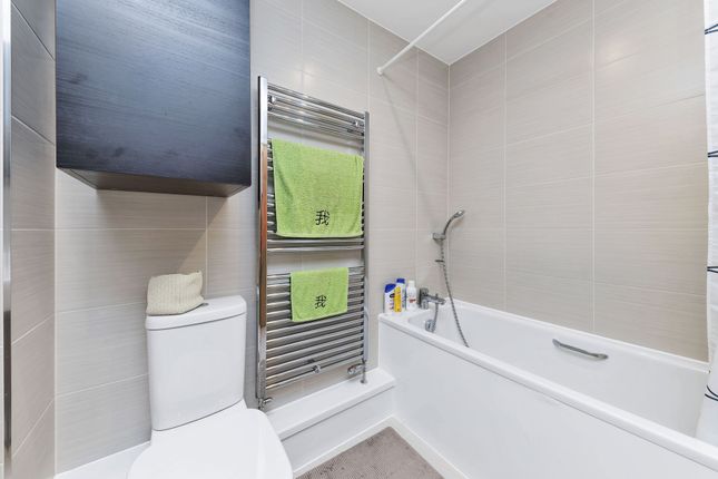 4 Laurie Lane, Royston photo 4