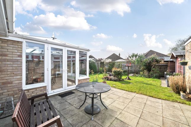 13, Lyndhurst Way, Chertsey photo 2