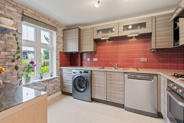 48, Russell Road, Bathgate photo 3