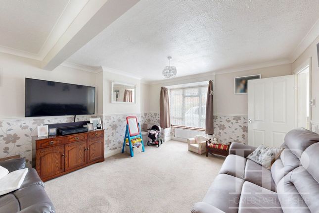 8 Martyrs Avenue, Crawley photo 4