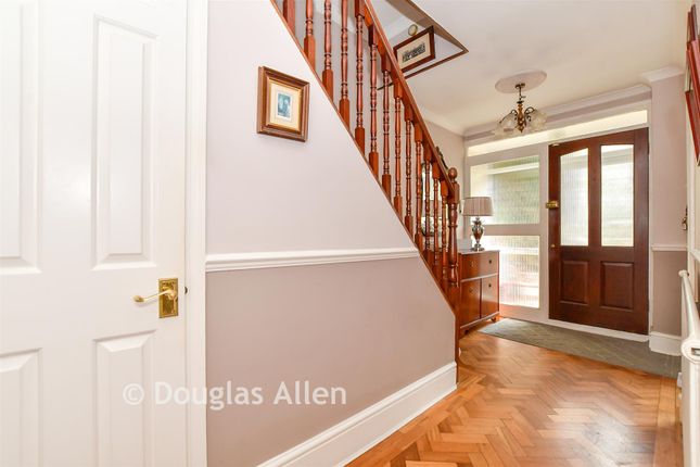 36, Marjorams Avenue, Loughton photo 4