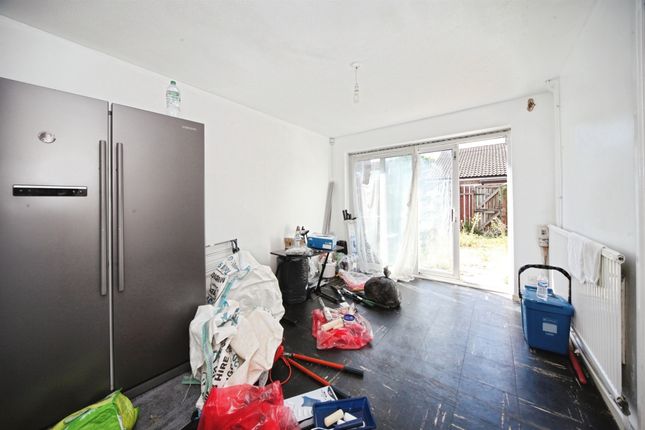 58, Winchester Gardens, Luton photo 4