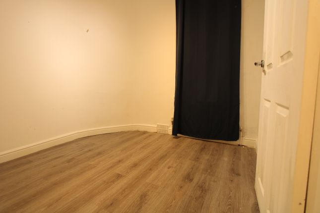 37, Miller Road, Colliers Wood photo 4