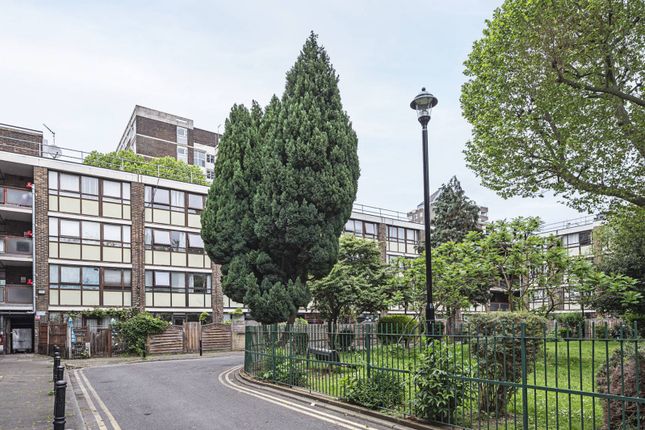 Thumbnail Flat to rent in Crondall Court, Hoxton, London