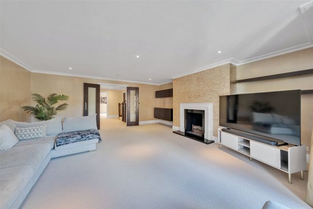 Mountview Close, London photo 2